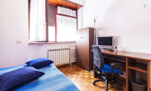 Room in Via Arturo Graf, Roma for 86 m² with 3 bedrooms