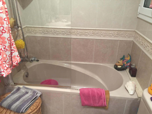 Room in Plaça de Campfaso, Cornellà de Llobregat with 4 bedrooms