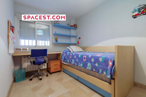 Room in Calle Martín Bohórquez, Granada for 112 m² with 4 bedrooms