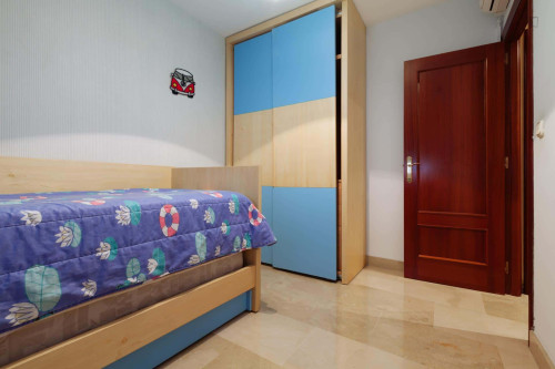 Room in Calle Martín Bohórquez, Granada for 112 m² with 4 bedrooms