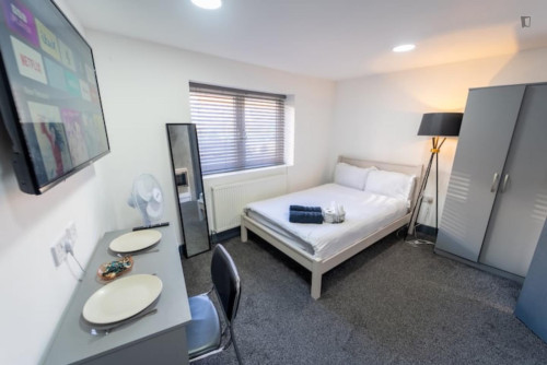 Ground floor private studio close to UOB