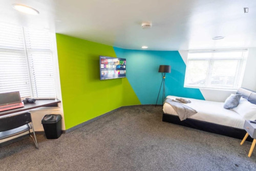 Large ground floor studio right by UOB