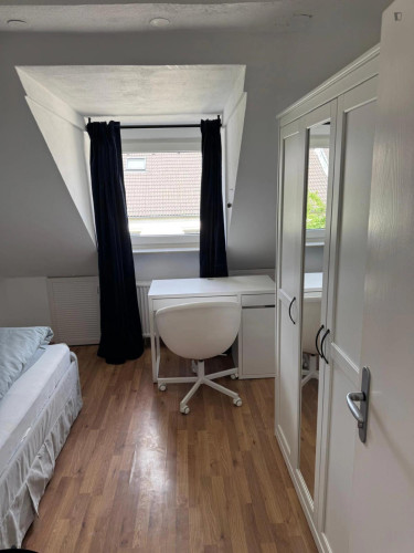 Excellent 4-bedroom apartment in Oberbilk