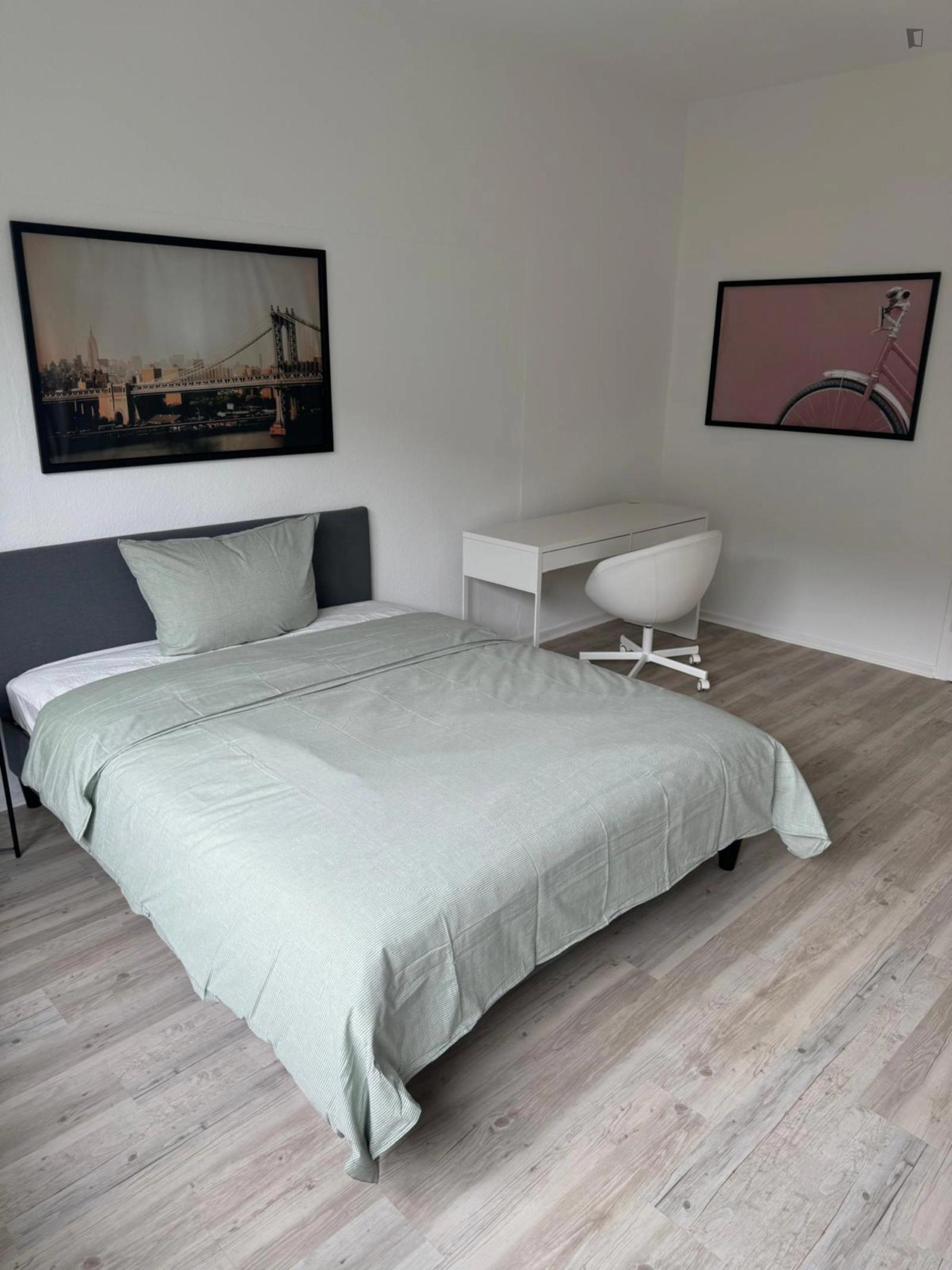 Appealing Double Bedroom Near D-Luegplatz Station  -  Appealing double bedroom near D-Luegplatz station  - Gallery -  1