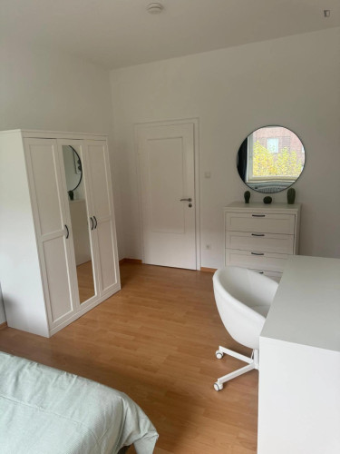 Charming double bedroom in Oberkassel