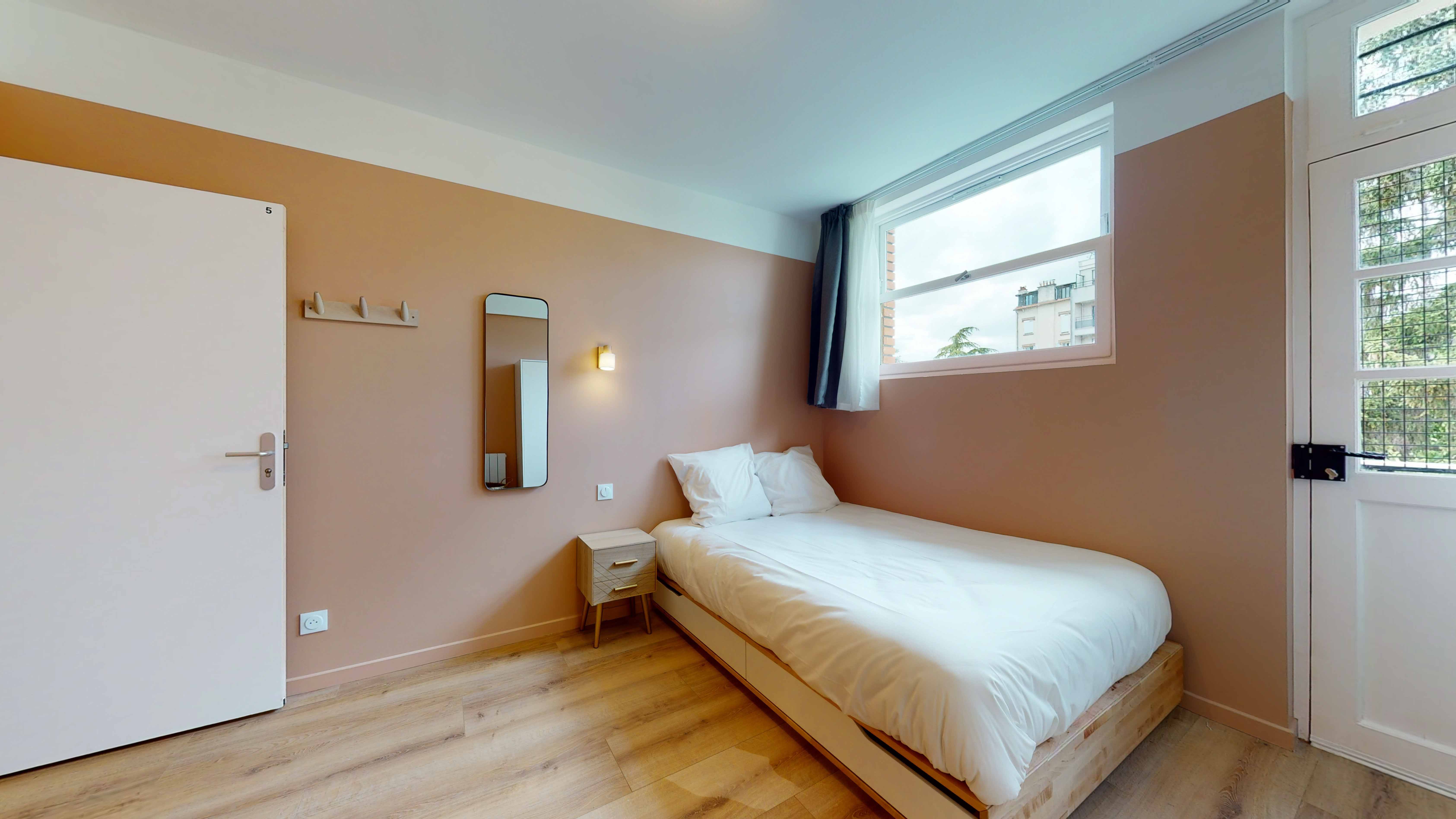 Room For One Person - 5 - Lizzi - Gallery - 3