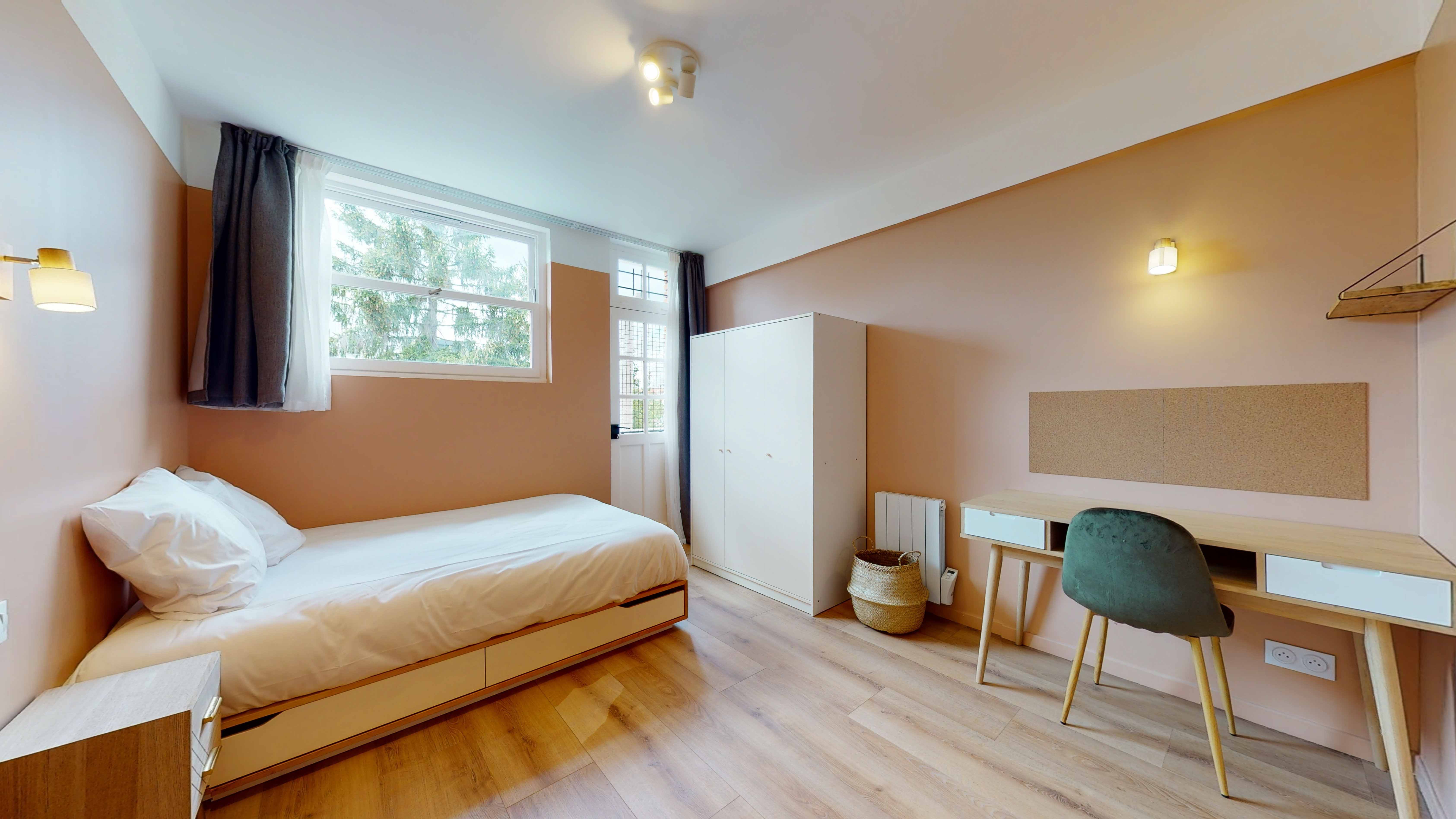 Room For One Person - 5 - Lizzi - Gallery - 1