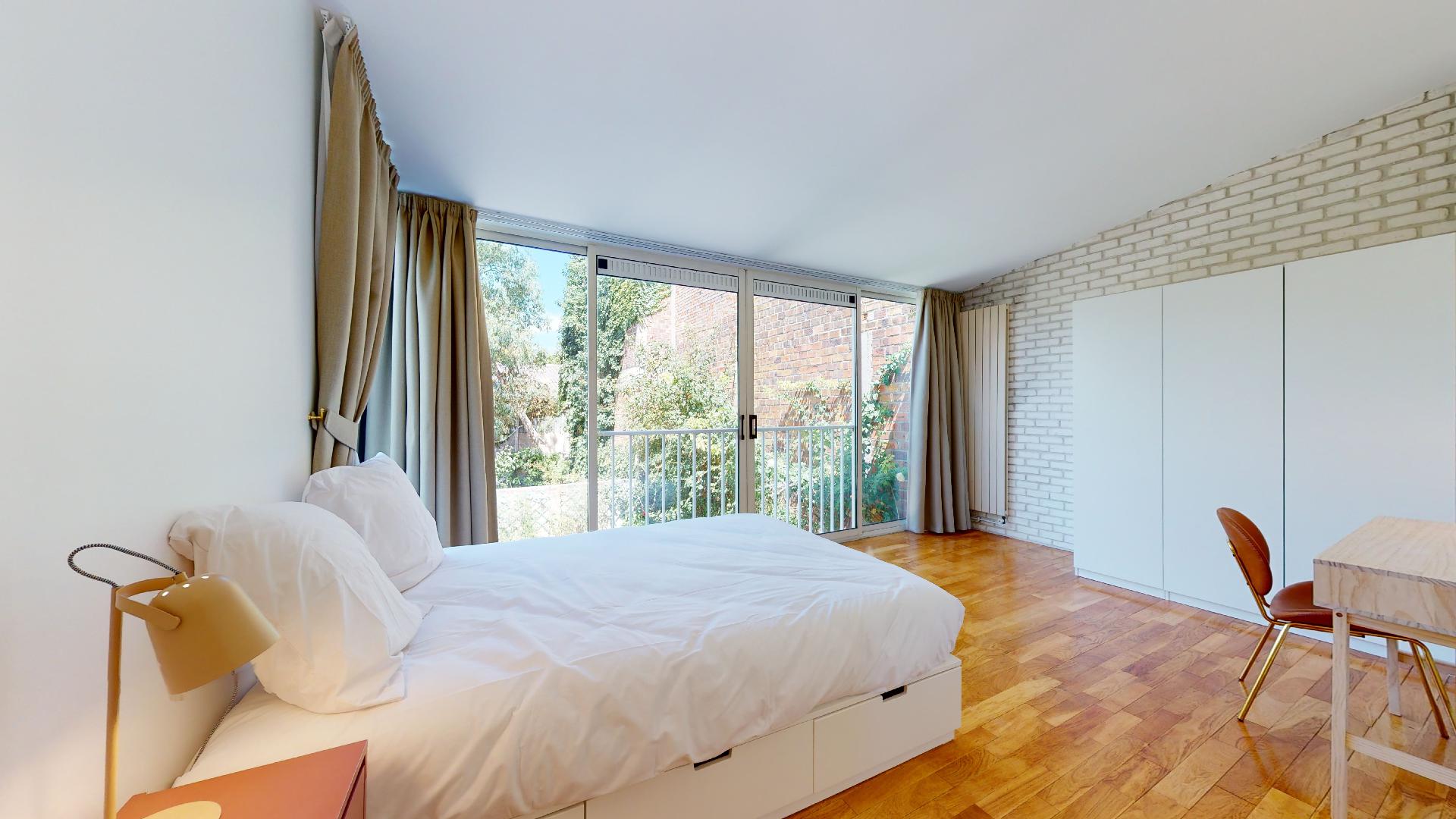 Room For 1 Person With Private Separate Bathroom  - 2 - 1