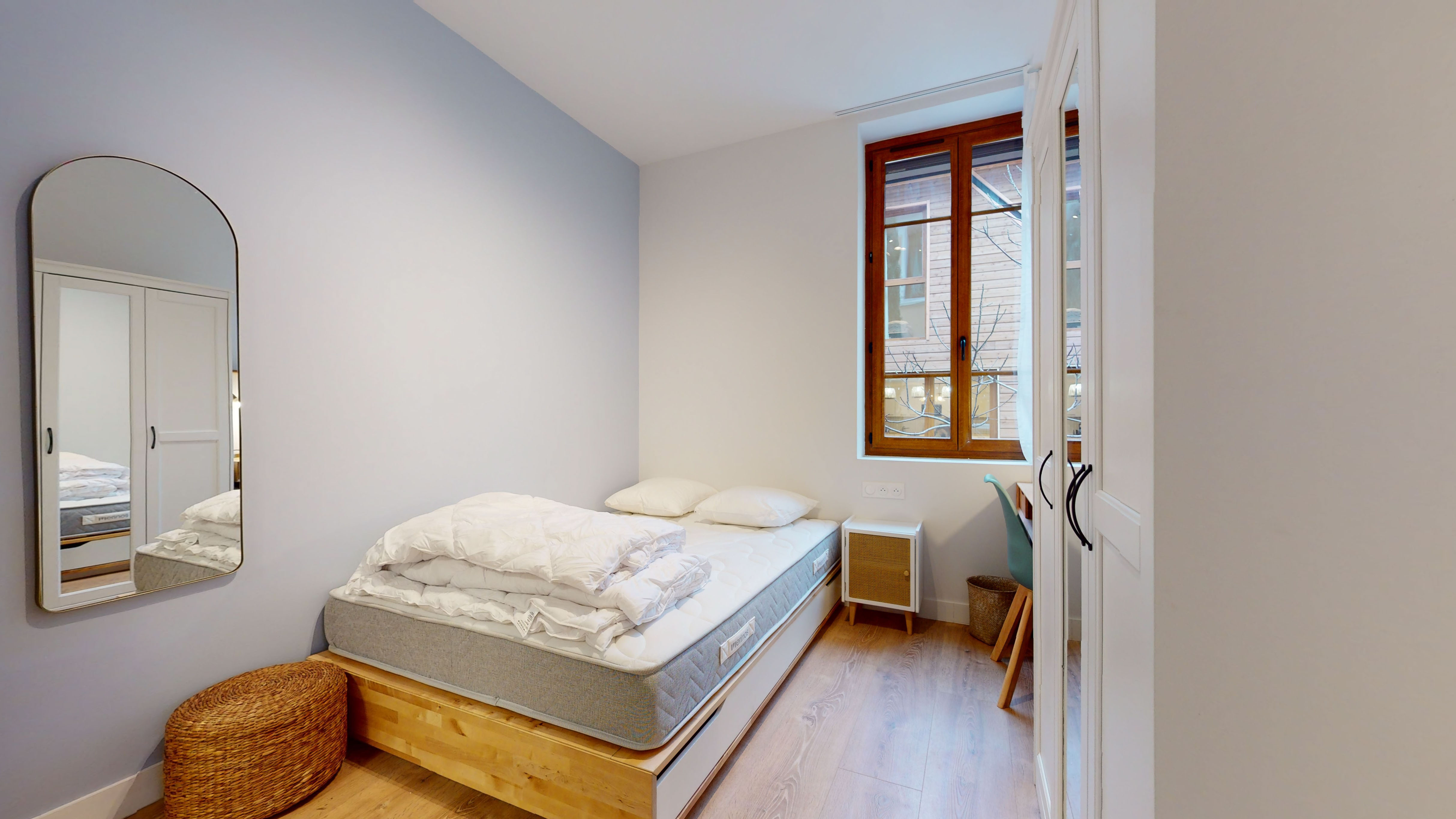  Room For One Person - 3  -  Lyot  - Gallery -  1