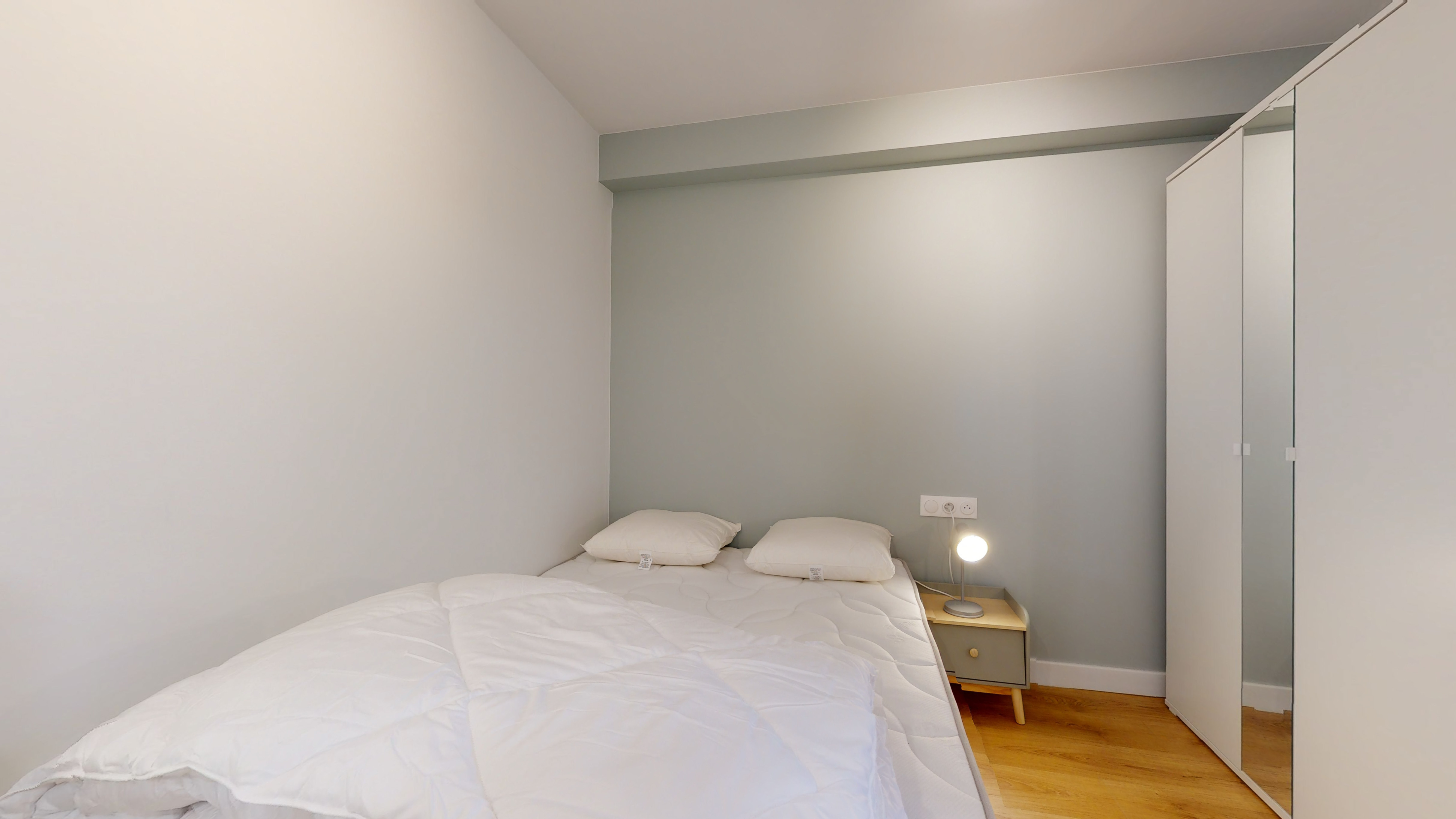  Room For One Person - 9  -  Lyot  - Gallery -  1