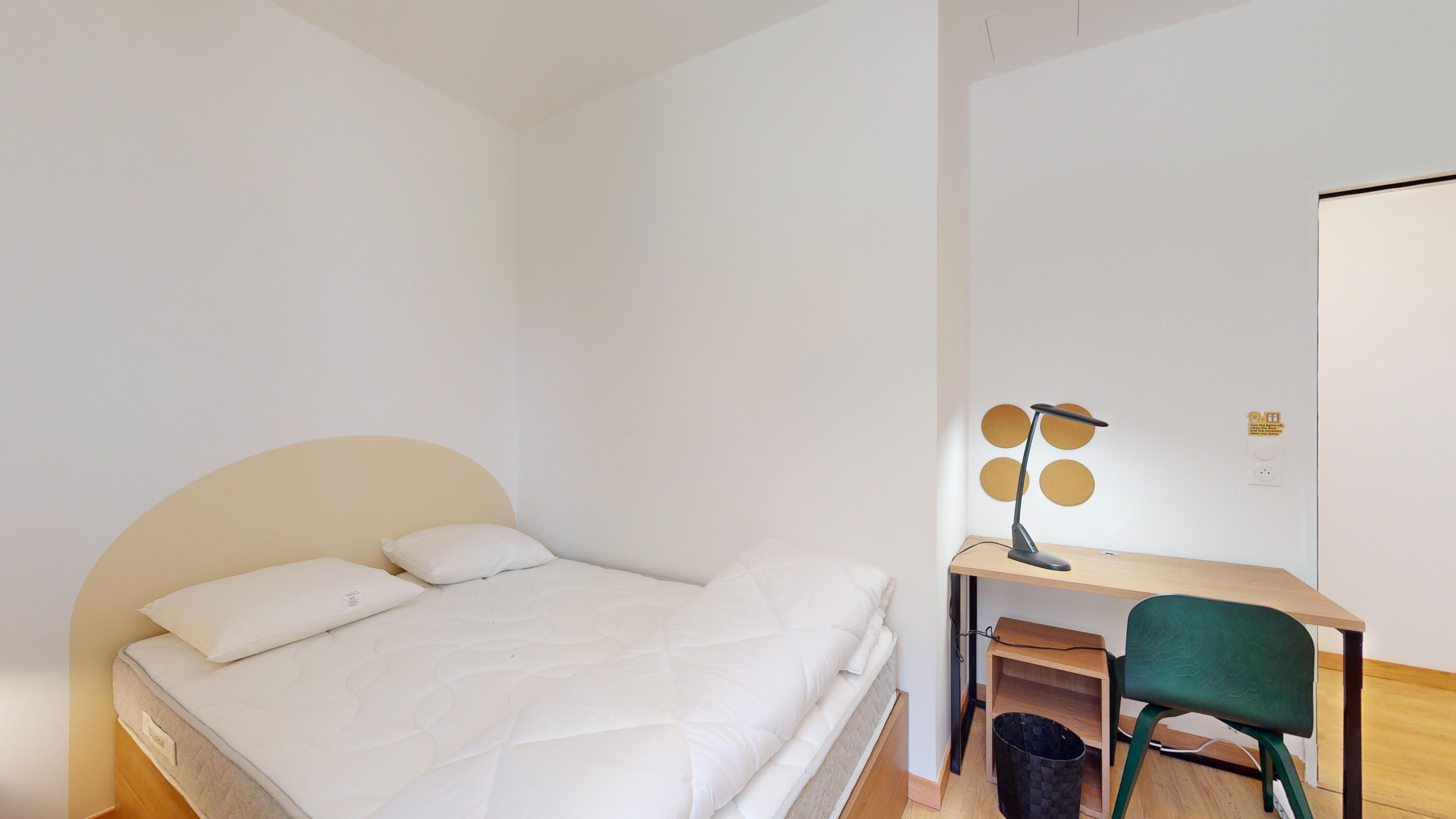 Room With Shared Bathroom - 3 - 2