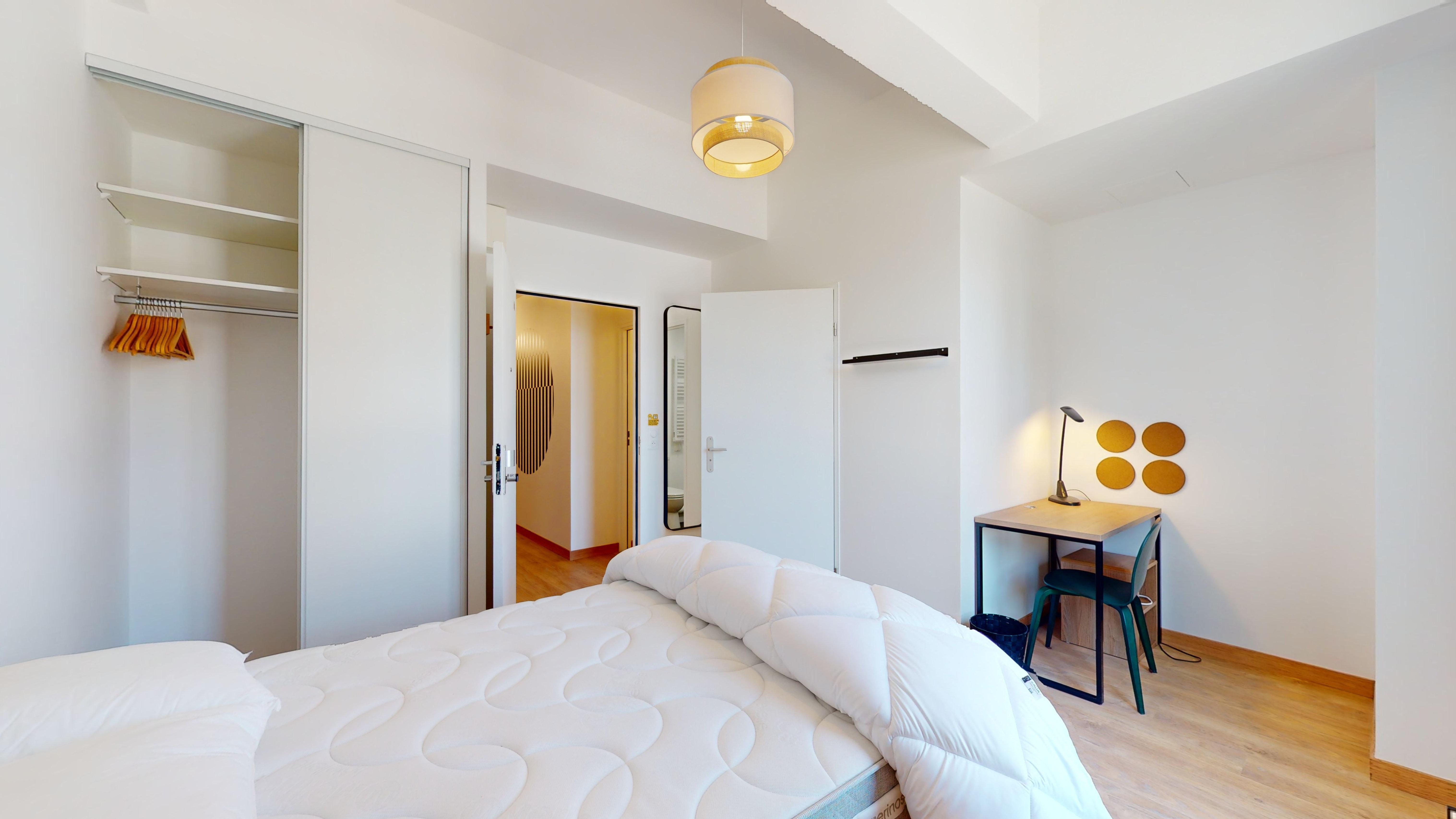 Room With Private Bathroom E06 - 3