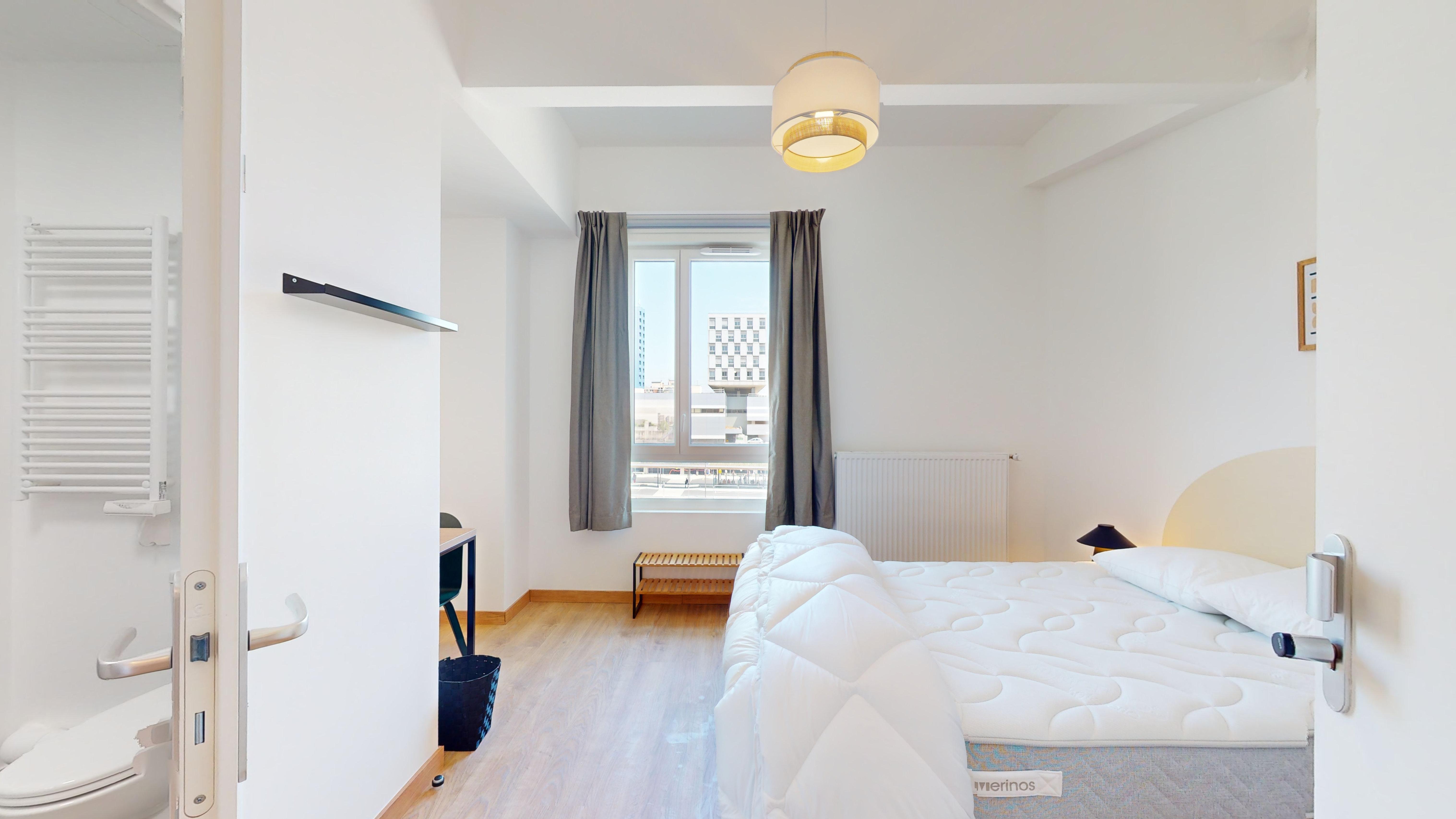 Room With Private Bathroom E06 - 4