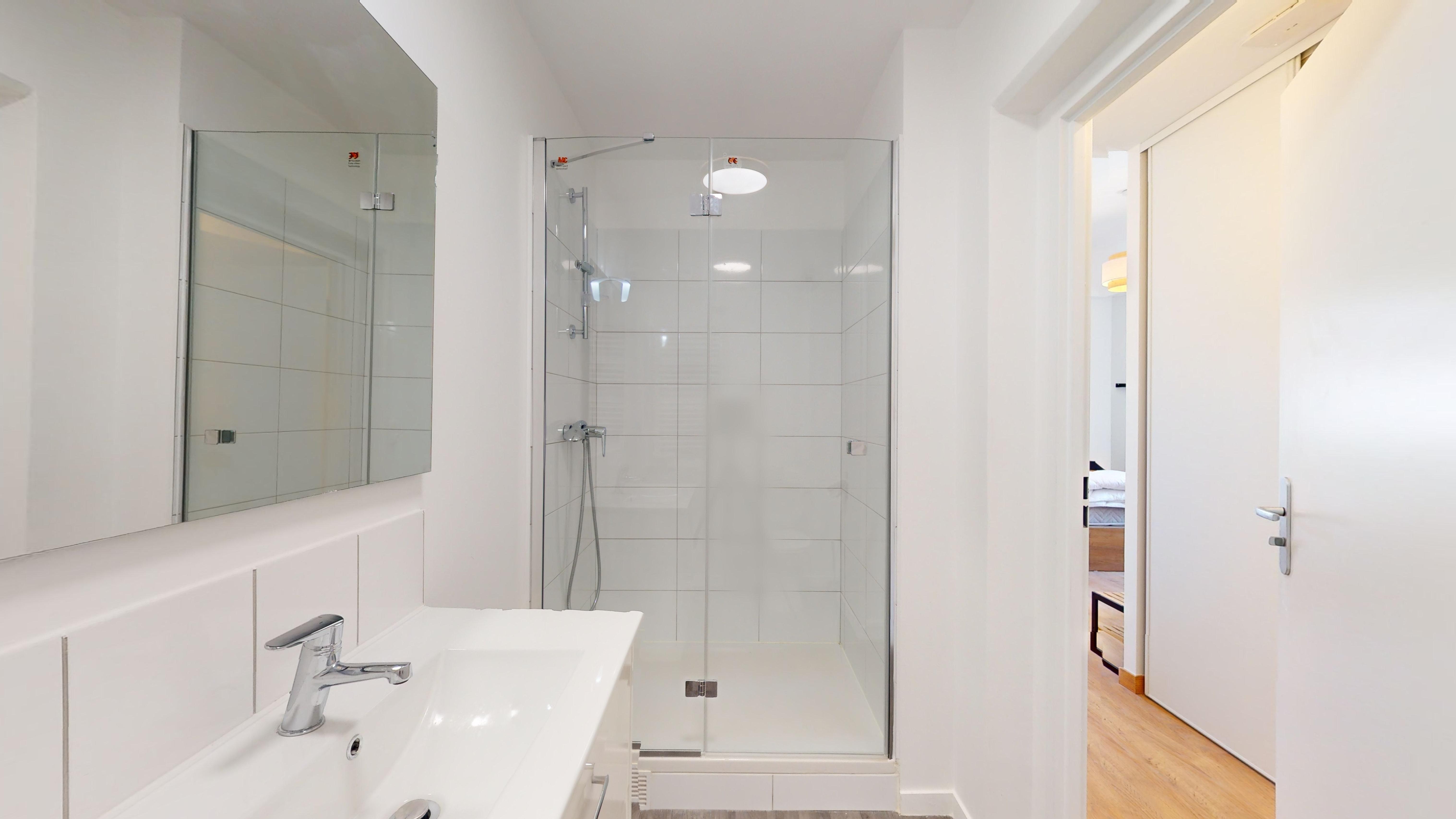 Room With Private Bathroom E06 - 7