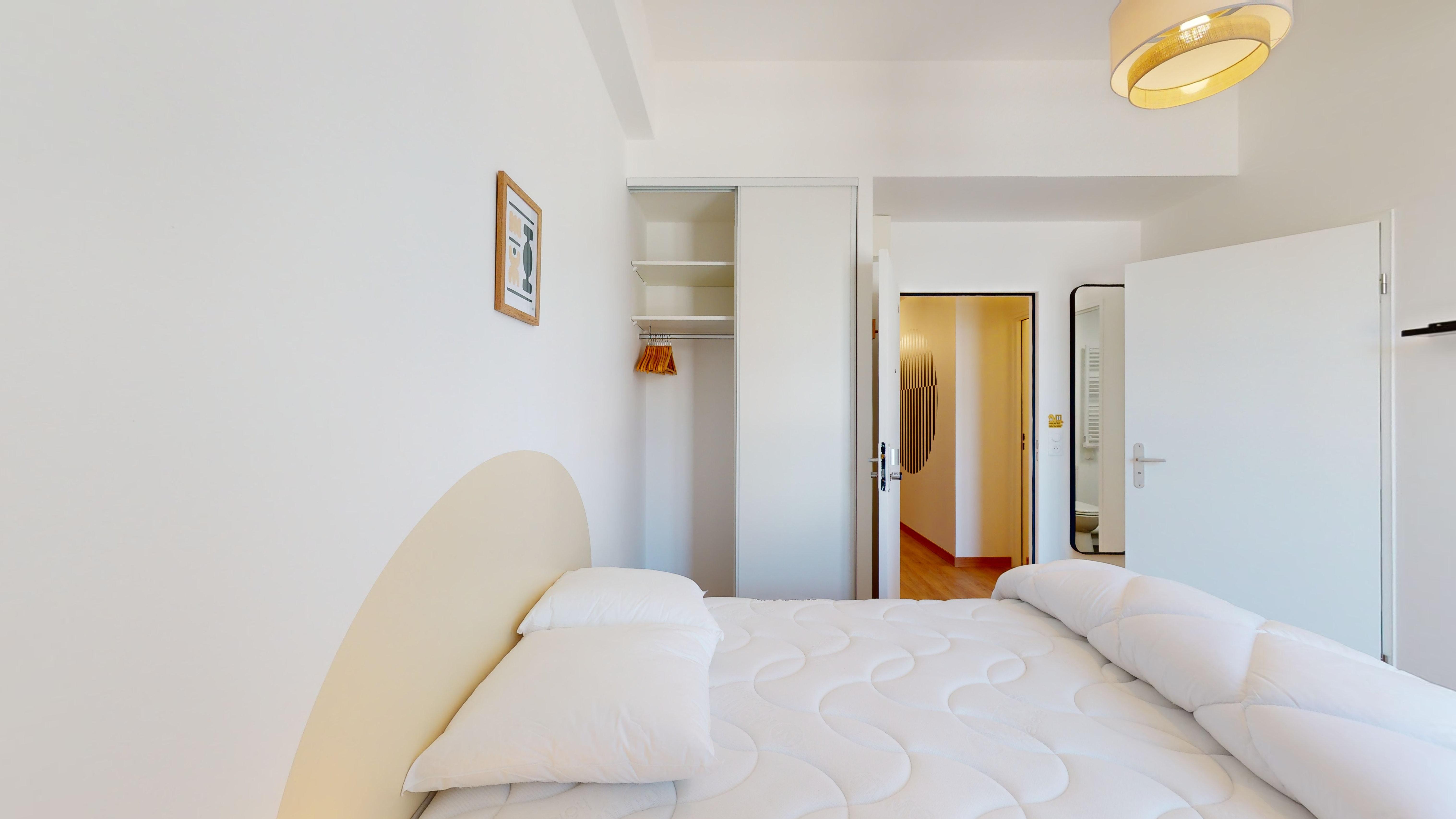 Room With Private Bathroom E06 - 2