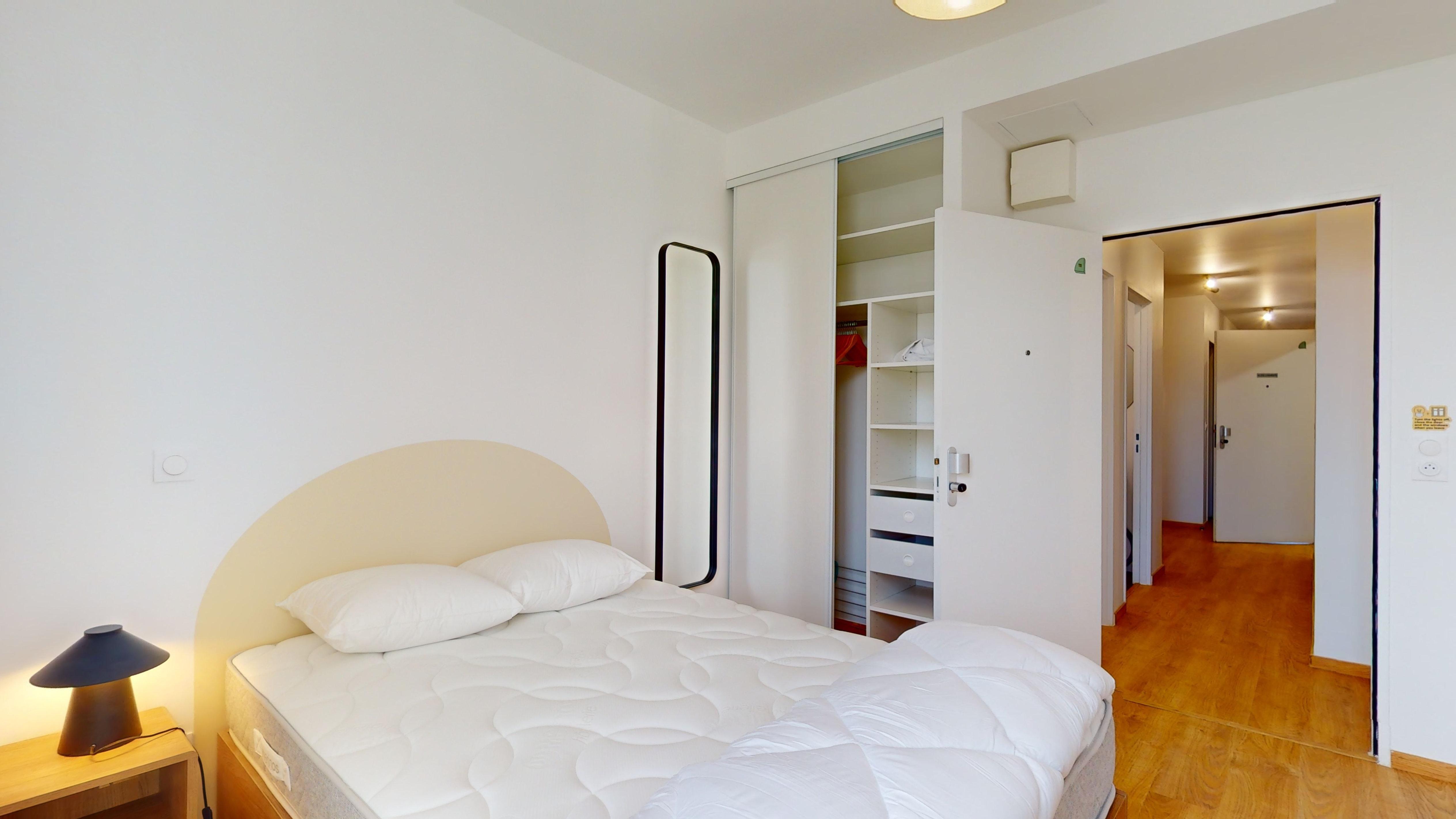 Room With Shared Bathroom - 111 - 3