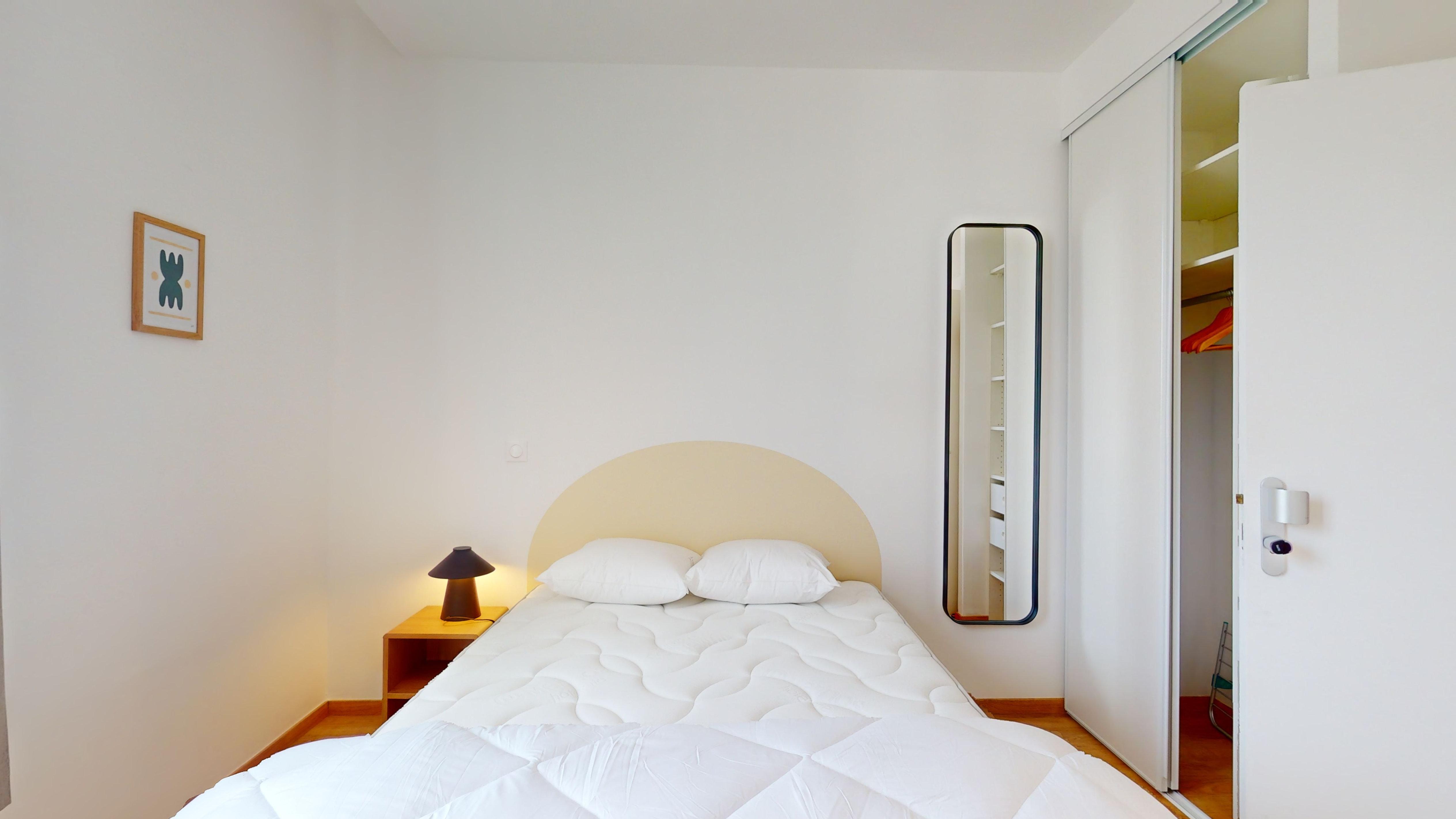 Room With Shared Bathroom - 211 - 2