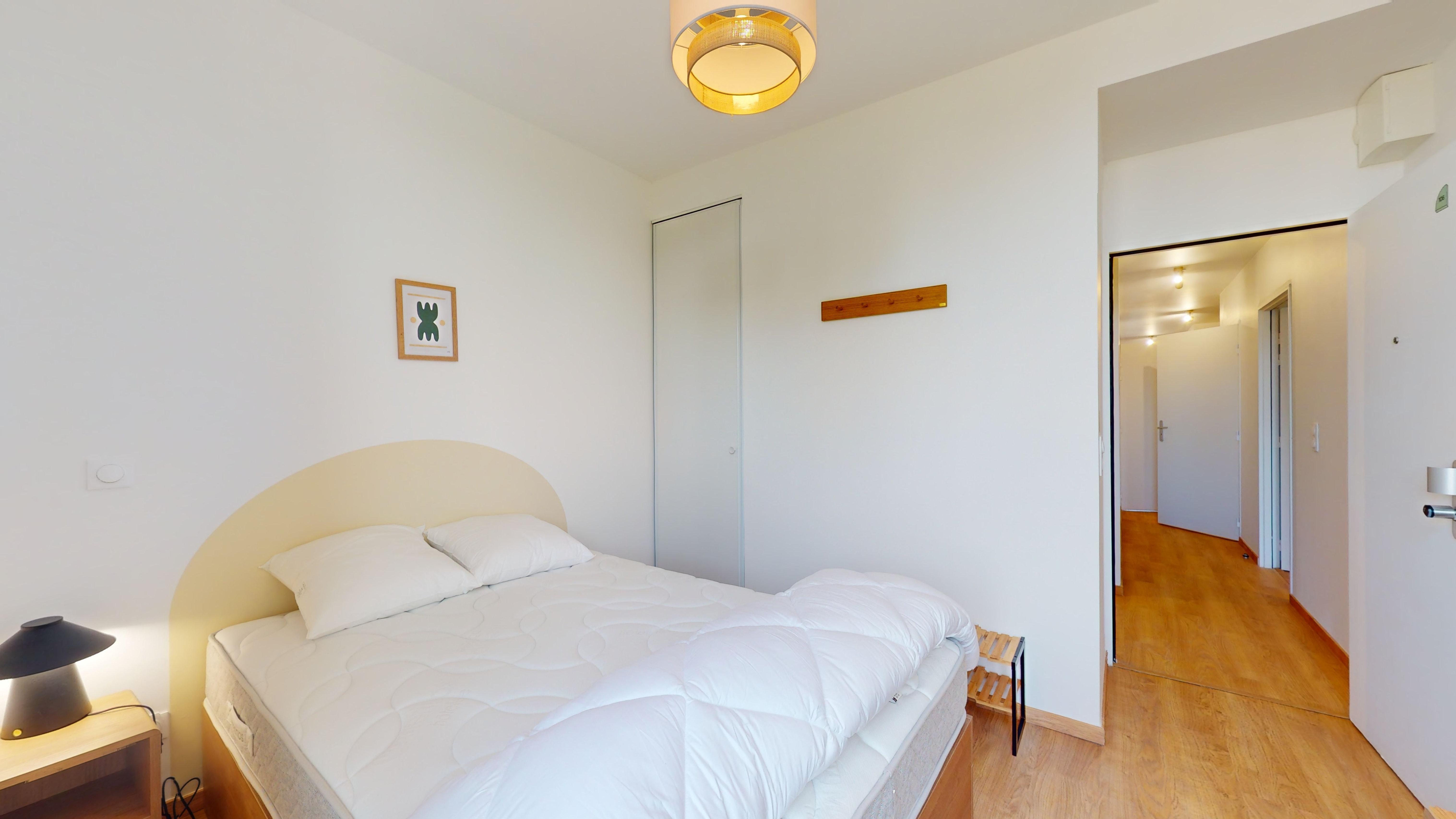 Room With Shared Bathroom - 306 - 3