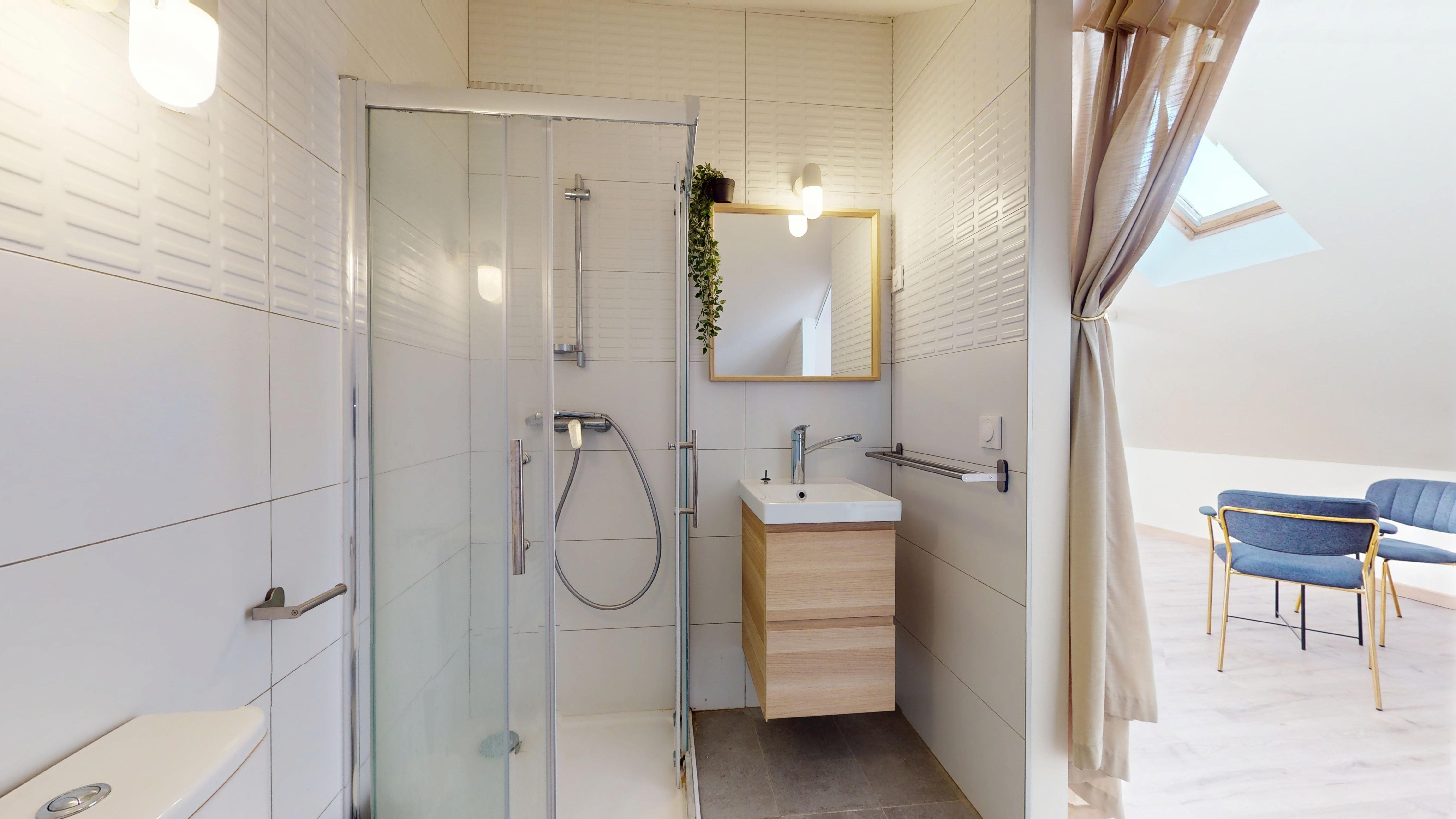 Room For One Person - 11 - Gustave - Gallery - 2