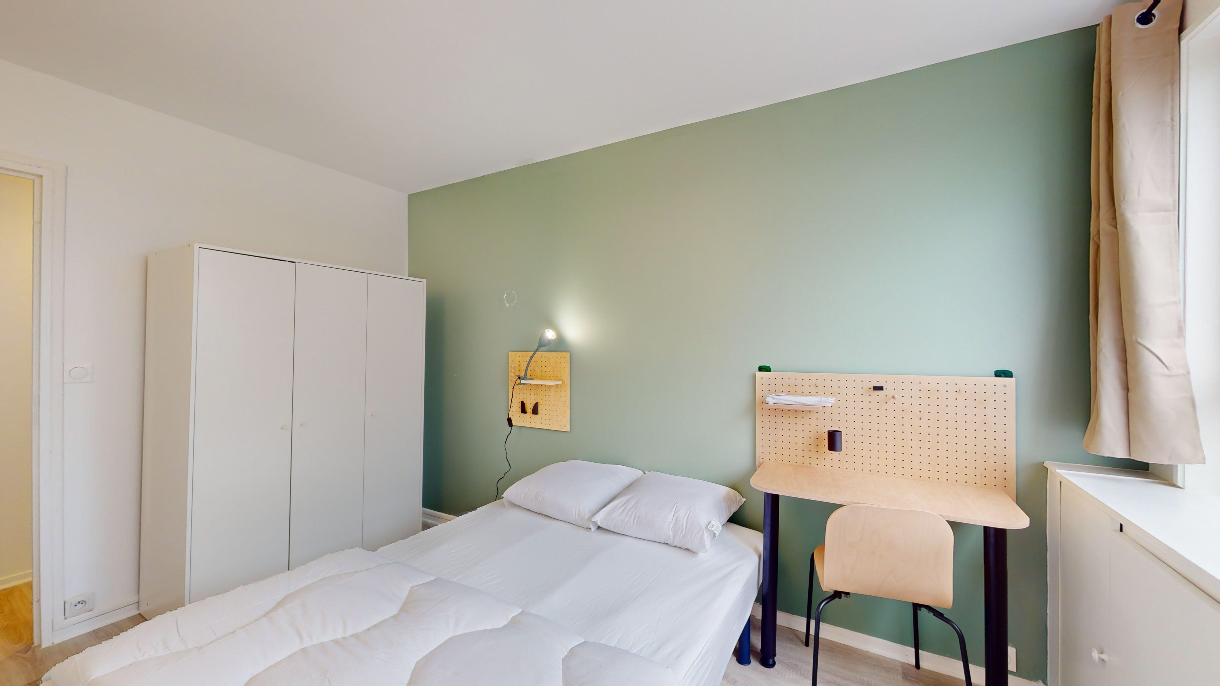  Room 2  -  Paris Lilas  - Gallery -  1