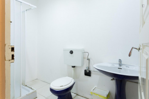 Well-lit single bedroom in Cedofeita, near Faculdade de Ciências da Universidade do Porto