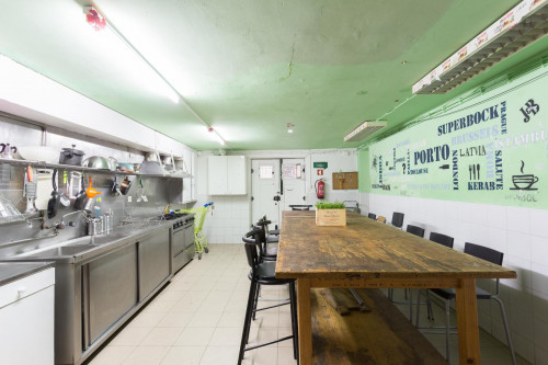 Well-lit single bedroom in Cedofeita, near Faculdade de Ciências da Universidade do Porto