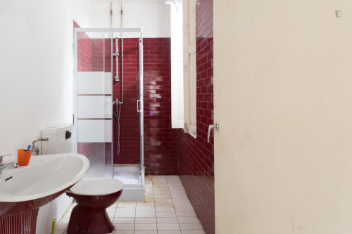 Well-lit single bedroom in Cedofeita, near Faculdade de Ciências da Universidade do Porto