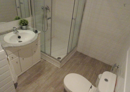 Beautiful double bedroom in a 4-bedroom apartment near Rubén Darío metro station