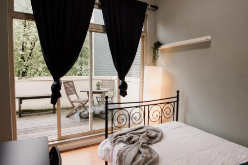 East Broadway Home - Gallery - 10
