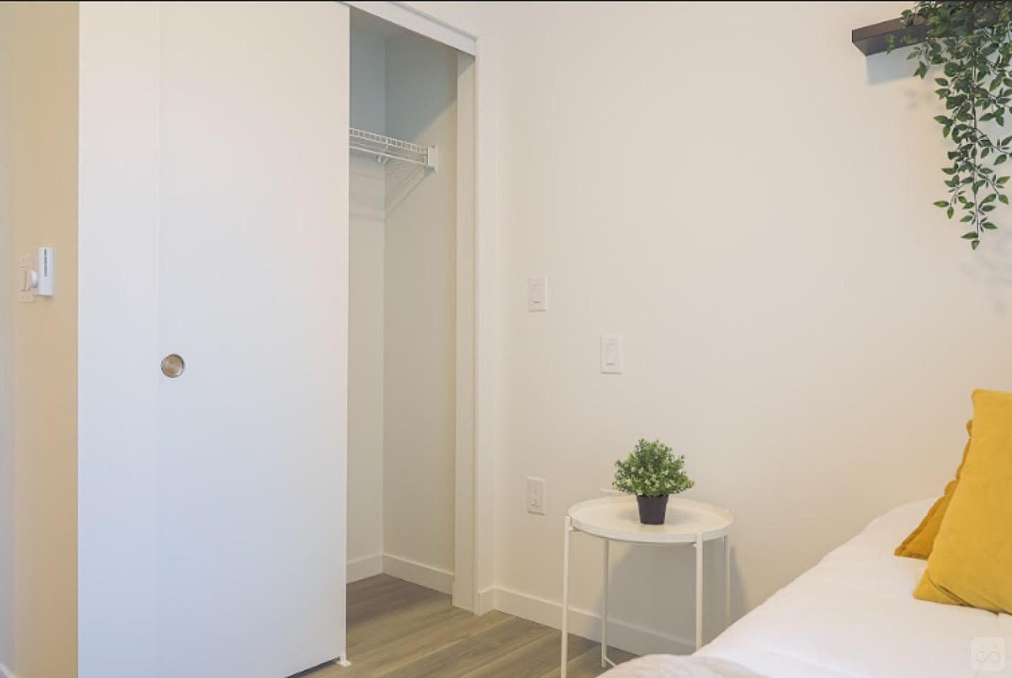 Flex Room - Trout  -  Modern Stylish Building w/ Terrace near John Hendry Park (Trout Lake Park) Home  - Gallery -  6