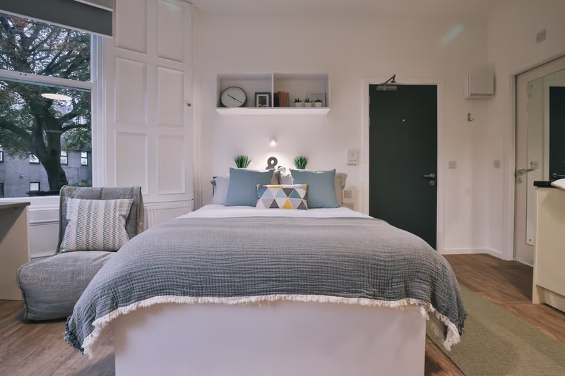  Classic 1-Bed Apartment - Great View  -  Claremont Place  - Gallery -  1