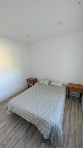 Pleasant Double Bedroom close to Fogueteiro Train Station