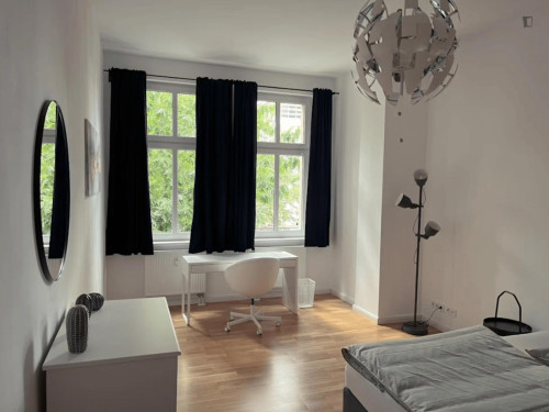 Appealing double bedroom in center of Berlim