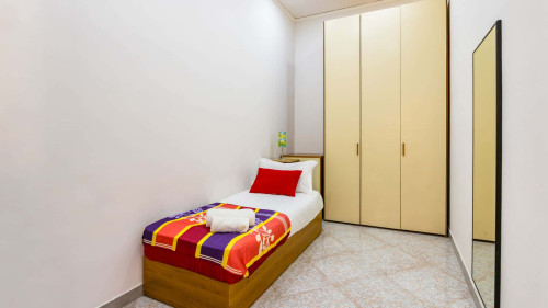 Red Comfort Flat near Garibaldi Station - Gallery - 29