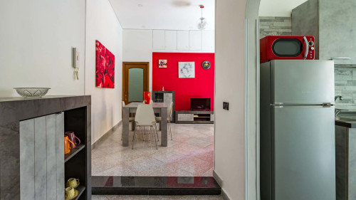 Red Comfort Flat near Garibaldi Station - Gallery - 5