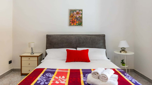 Red Comfort Flat near Garibaldi Station - Gallery - 11