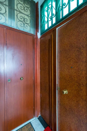 Red Comfort Flat near Garibaldi Station - Gallery - 18