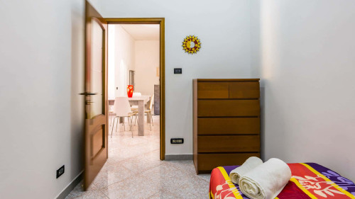 Red Comfort Flat near Garibaldi Station - Gallery - 35