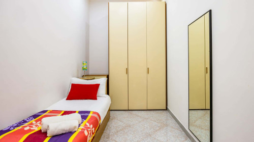 Red Comfort Flat near Garibaldi Station - Gallery - 34