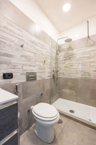 Red Comfort Flat near Garibaldi Station - Gallery - 24