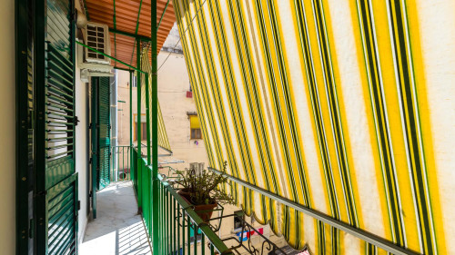 Red Comfort Flat near Garibaldi Station - Gallery - 6