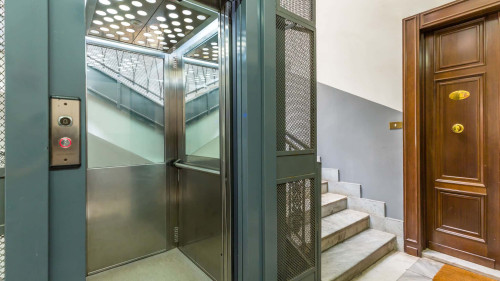 Red Comfort Flat near Garibaldi Station - Gallery - 27