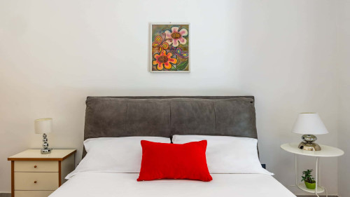 Red Comfort Flat near Garibaldi Station - Gallery - 13