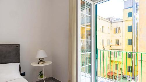 Red Comfort Flat near Garibaldi Station - Gallery - 32