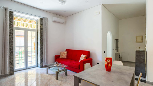 Red Comfort Flat near Garibaldi Station - Gallery - 10