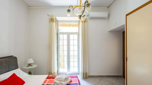 Red Comfort Flat near Garibaldi Station - Gallery - 8