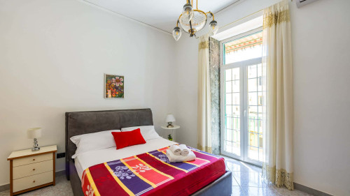 Red Comfort Flat near Garibaldi Station - Gallery - 20