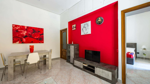Red Comfort Flat near Garibaldi Station - Gallery - 30