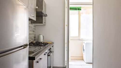 Red Comfort Flat near Garibaldi Station - Gallery - 14