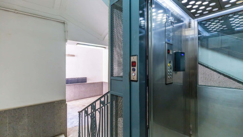 Red Comfort Flat near Garibaldi Station - Gallery - 17